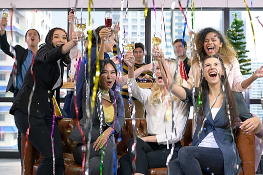 Юрист объяснила, возможно ли увольнение из-за поведения на корпоративе