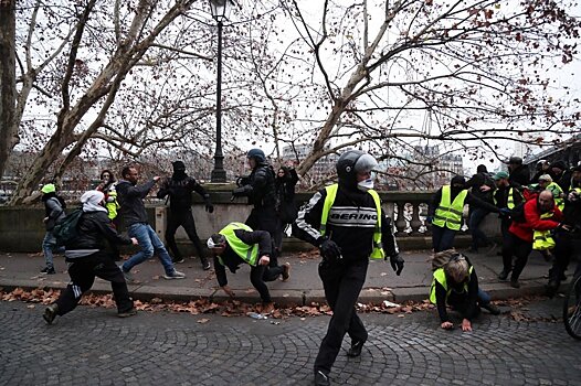 В Париже протестуют восемь тысячи "желтых жилетов"
