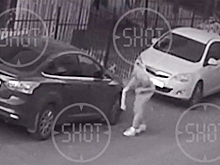 В Москве мужчина повредил десятки автомобилей соседей и попал на видео