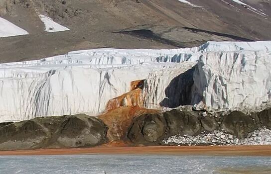 Кровавый водопад в Антарктиде: что ставит в тупик ученых