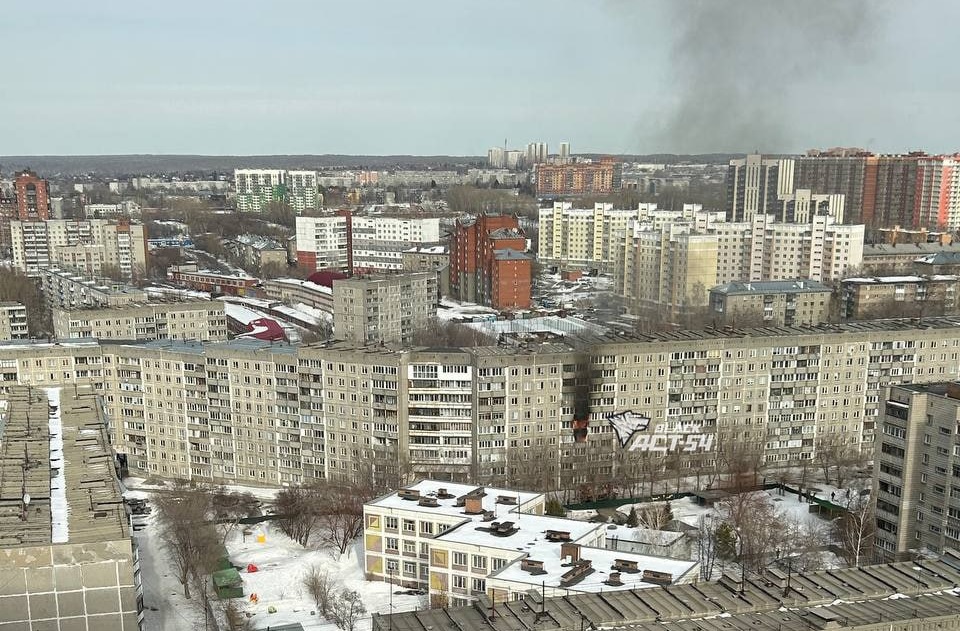 В 9-этажке на Бориса Богаткова в Новосибирске загорелась квартира