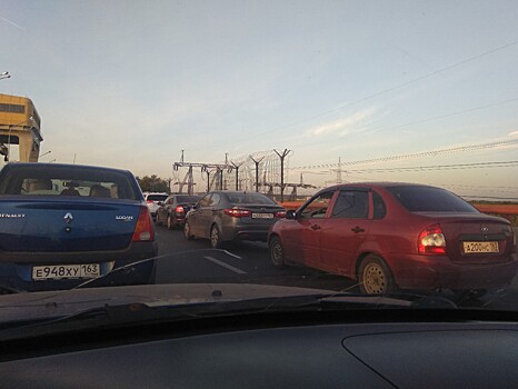 «Стоим больше часа! Люди идут пешком по мосту!»: на Жигулёвской ГЭС — жуткая пробка