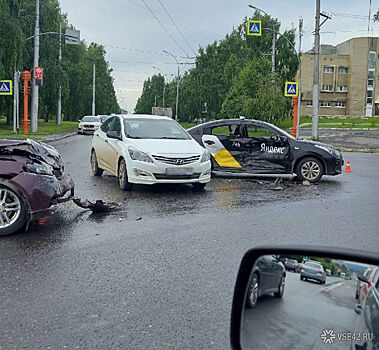 Водитель и пассажир пострадали в тройном ДТП с такси в Кемерове