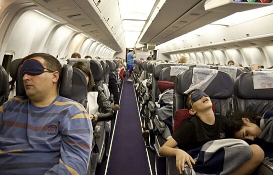 Почему в самолете лучше не брать одеяло