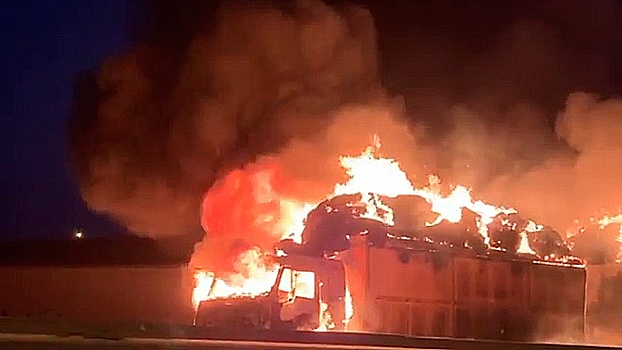 Стена огня и столб дыма: «КамАЗ» полыхает на трассе в Дагестане