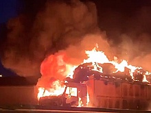 Стена огня и столб дыма: «КамАЗ» полыхает на трассе в Дагестане