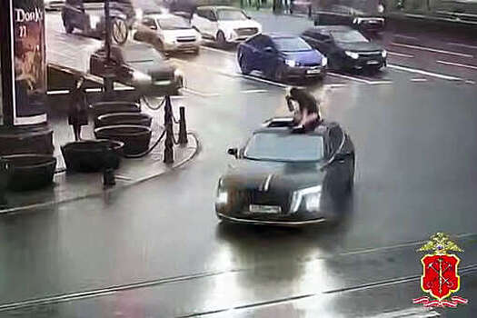 В Петербурге на видео попало, как женщина ехала на крыше автомобиля