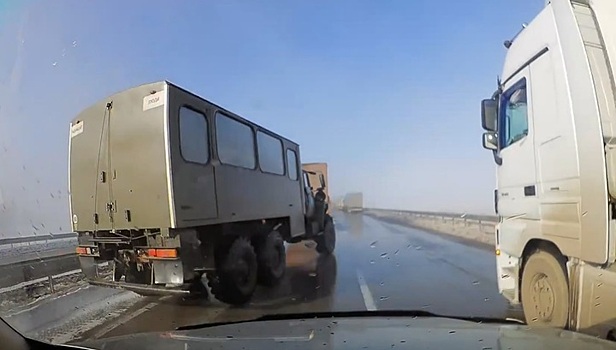 Водитель грузовика с отказавшими тормозами устроил "слалом" на трассе в Казахстане