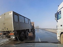 Водитель грузовика с отказавшими тормозами устроил "слалом" на трассе в Казахстане