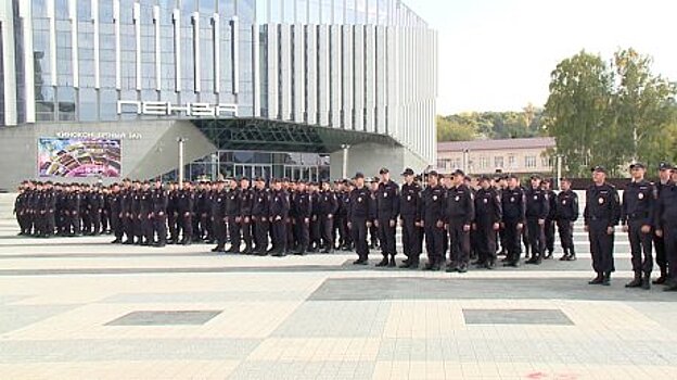 На Юбилейной площади прошел смотр подразделений полиции