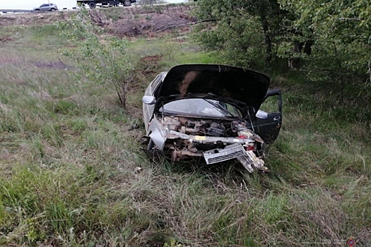 На трассе в Волгоградской области легковушка улетела в кювет