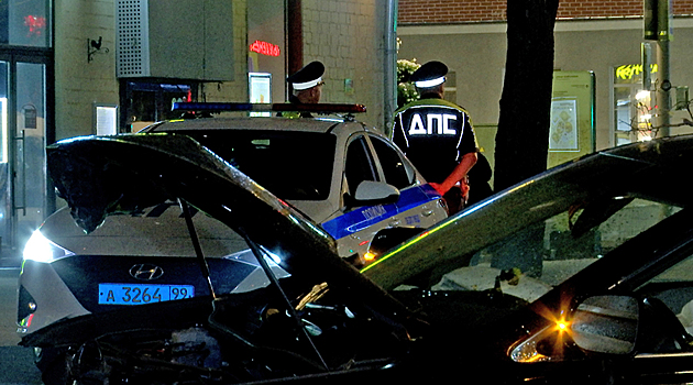 Машина с дипломатическими номерами врезалась в столб в Москве