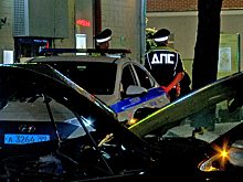 Машина с дипломатическими номерами врезалась в столб в Москве