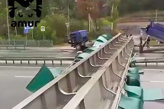 Мост рухнул на федеральную трассу в пригороде Владивостока