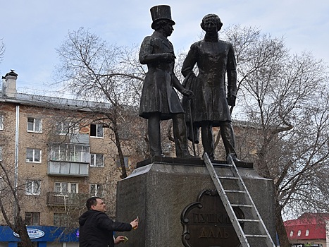 В Оренбурге очищают памятник Пушкину и Далю