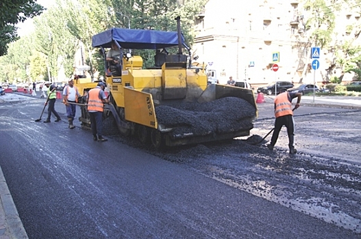 Рабочие закончили ремонт на улице Ткачева в Волгограде