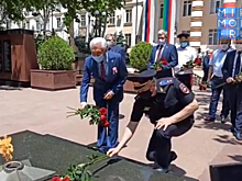 Владимир Васильев и Абдурашид Магомедов возложили цветы к мемориалу погибшим сотрудникам органов внутренних дел