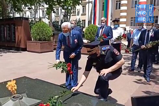 Владимир Васильев и Абдурашид Магомедов возложили цветы к мемориалу погибшим сотрудникам органов внутренних дел