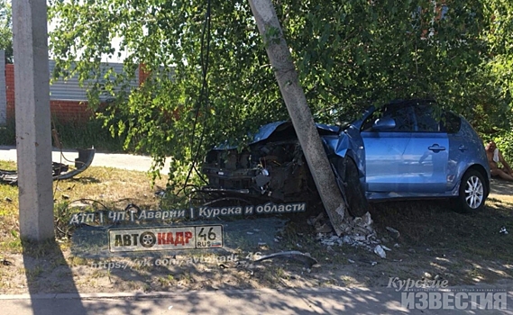 В Курске иномарка резалась в столб