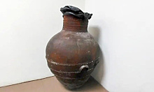 В одном из музеев Ирана древний глиняный горшок использовали как мусорное ведро