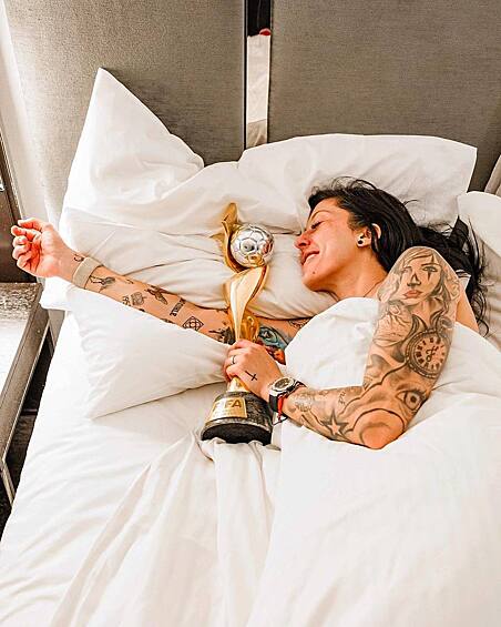Дженнифер Эрмосо с трофеем в кровати. Фотография из соцсетей