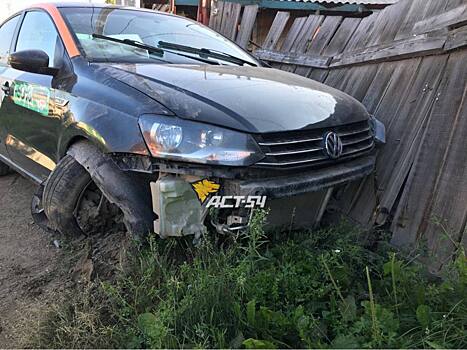 В Новосибирске водитель каршерингового VW Polo врезался в забор