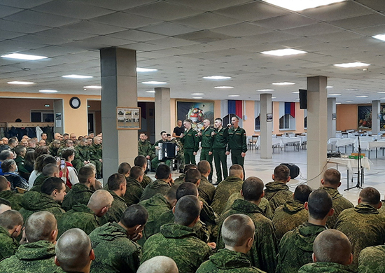 В Екатеринбурге военные железнодорожники ЦВО организовали концерт, посвящённый Дню матери