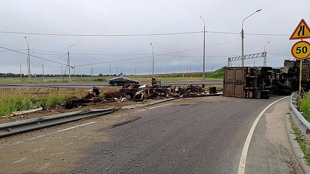 Прицеп грузовика опрокинулся в Вологодском районе