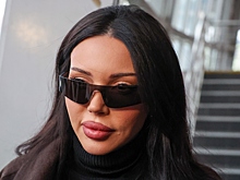 Оксана Самойлова прошлась по парковке в кожаном корсете и брюках