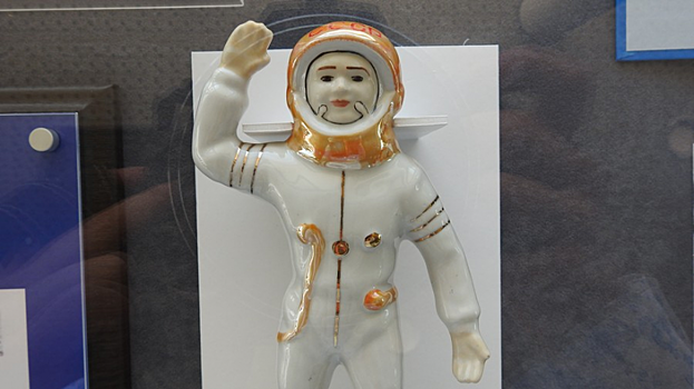 Первой предметной выставкой в Парке покорителей космоса стали четыре фарфоровые фигурки