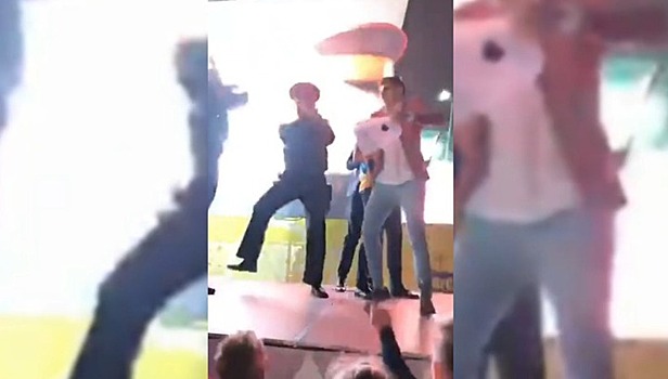Танцор в казачьей форме упал со сцены во время открытия фонтана в Ставрополе
