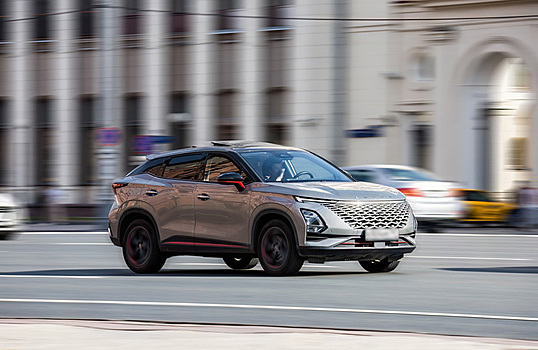 В соцсетях обсуждают Omoda C5, у которого треснул двигатель