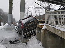 На железнодорожные пути в Московской области упал автомобиль
