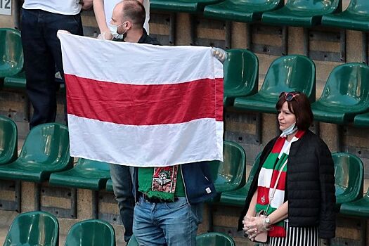 На стадионах Москвы запретили красно-белый флаг