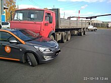 Шины слетели с дисков: в Самаре КАМАЗ протаранил кашеринговый автомобиль