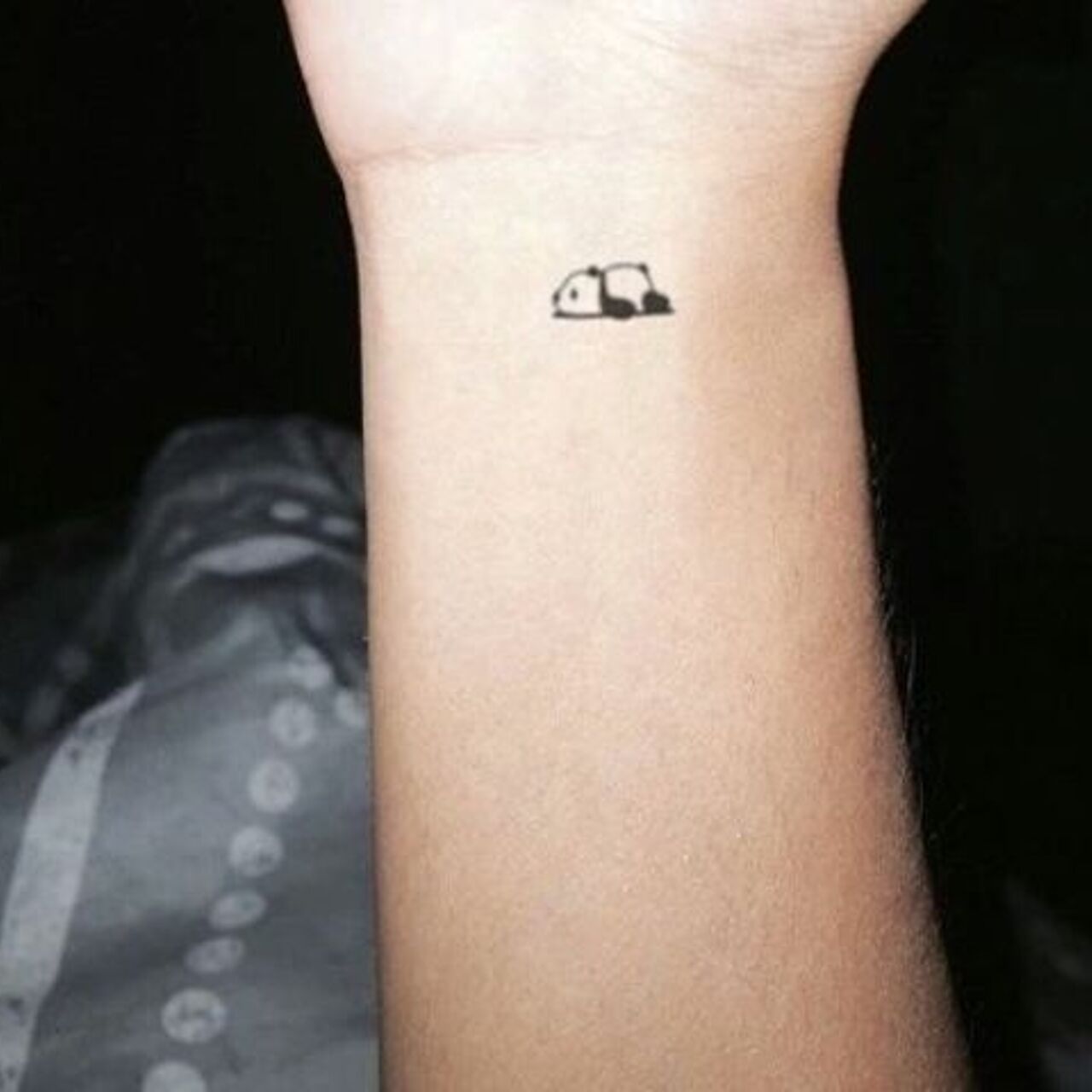 М ни тату. Деловые татушки маленькие. Тату на ноге. Маленькие татуировки на руке. Крестик маленький тату.