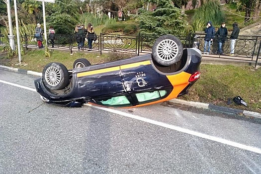 В Сочи перевернулся каршеринговый Mercedes-Benz