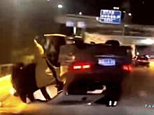 Водитель легковушки сменил полосу движения и опрокинул на крышу другой автомобиль