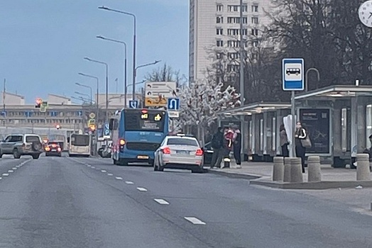 Курьер на электровелосипеде сбил ребенка у Дома быта на Центральном проспекте
