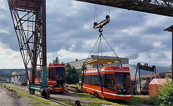 В Таганрог едут еще три новых красных трамвая