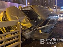 В Казани на проспекте Победы водитель Lada Largus врезался в отбойник — видео