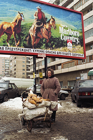 Подмосковная жительница во время продажи мясных продуктов у Киевского вокзала, 1998 год