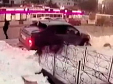 В Красноярске автомобиль сбил четырех человек на остановке