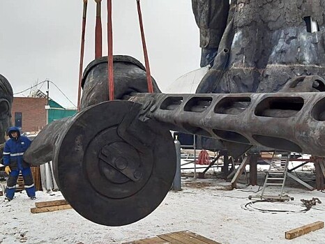 Огромный бронзовый автомат привезли во Ржев