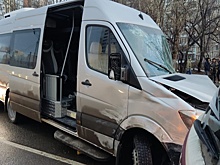 В Барнауле микроавтобус с детьми попал под погрузчик