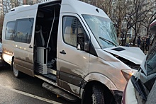 В Барнауле микроавтобус с детьми попал под погрузчик