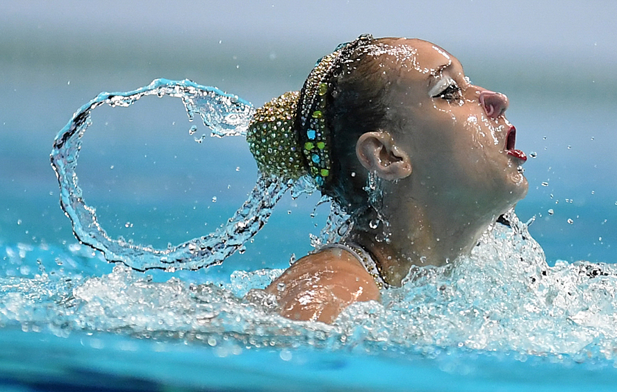 Агния Тулупова выступает в произвольной программе сольных соревнований по синхронному плаванию на чемпионате России в Казани, апрель 2022 год