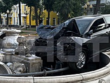 Легковушка влетела в фонтан в центре Ступино