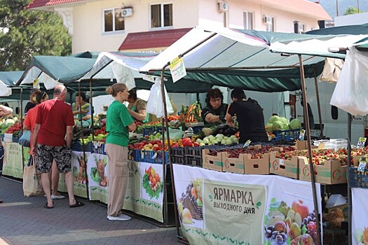 Свежие продукты и бесплатный чай из самоваров ждут жителей и гостей Геленджика