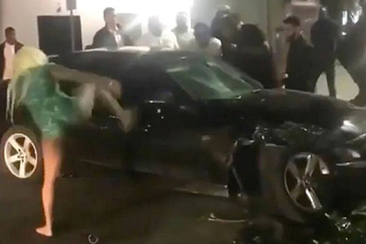 Блондинка в купальнике выбила ногой окно машины и попала на видео